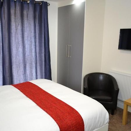 Heathrow Travellers Hub Bed and Breakfast Hounslow Exteriör bild