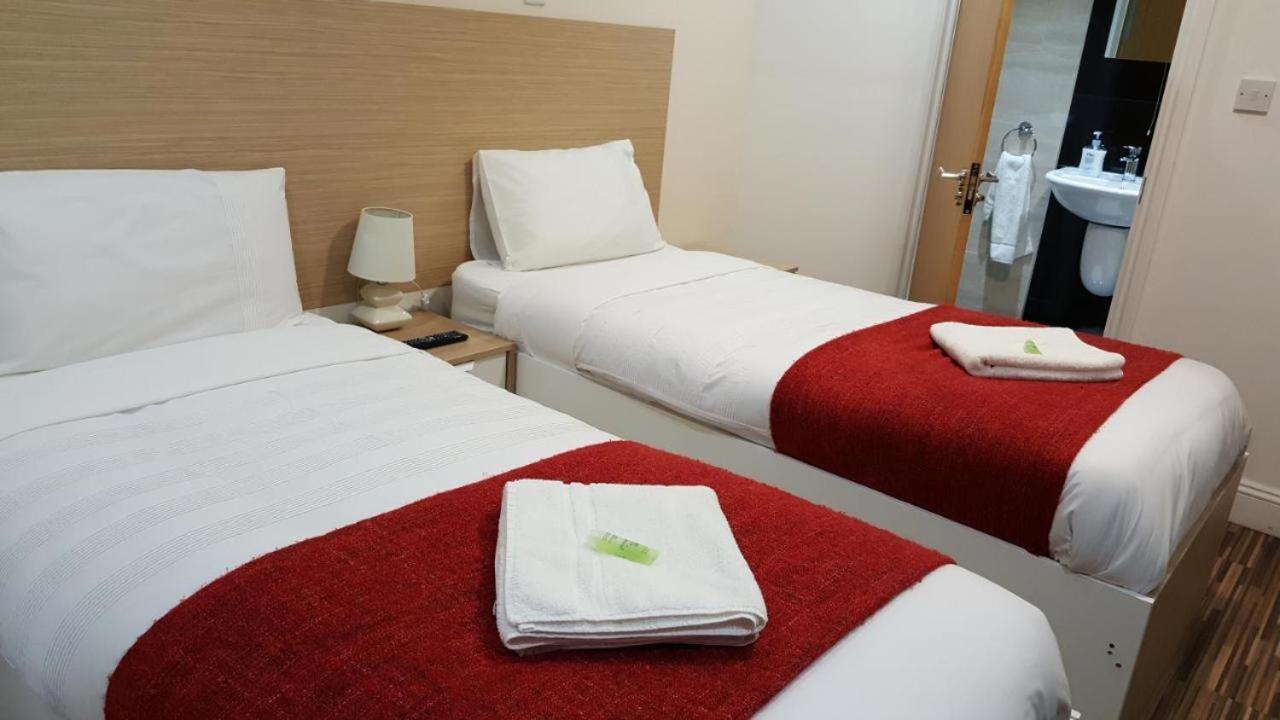 Heathrow Travellers Hub Bed and Breakfast Hounslow Exteriör bild
