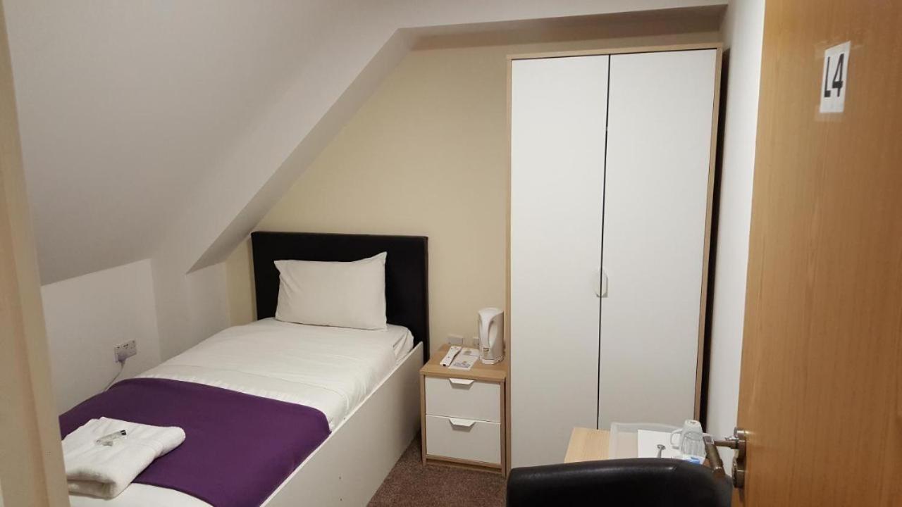 Heathrow Travellers Hub Bed and Breakfast Hounslow Exteriör bild