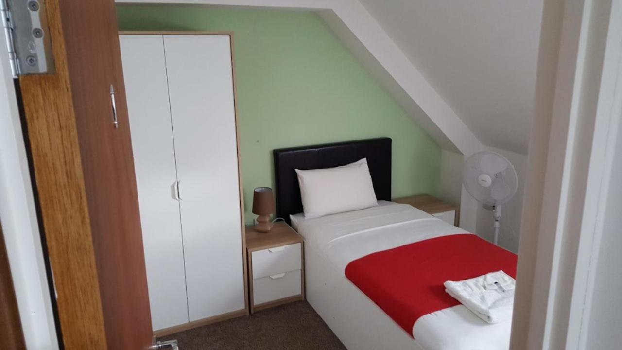 Heathrow Travellers Hub Bed and Breakfast Hounslow Exteriör bild