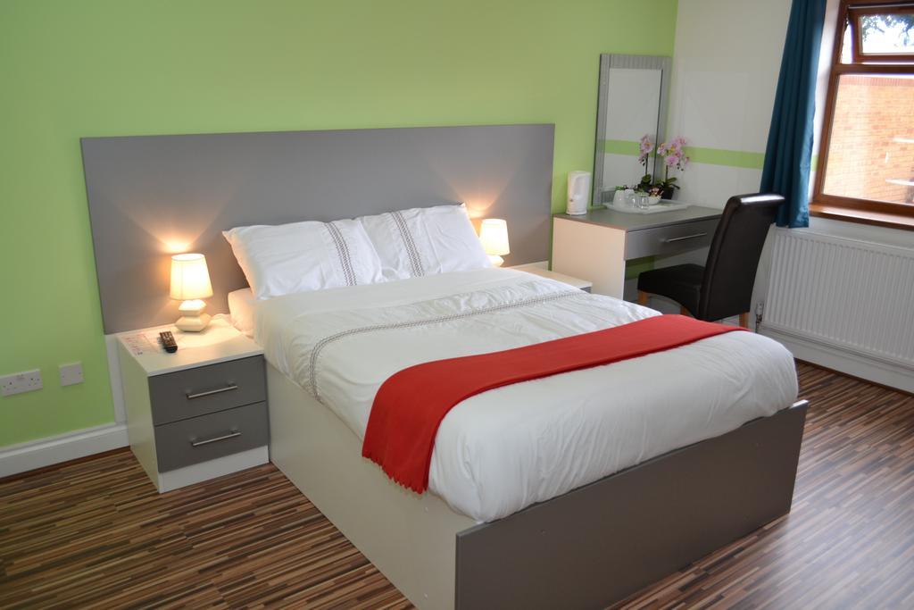 Heathrow Travellers Hub Bed and Breakfast Hounslow Exteriör bild