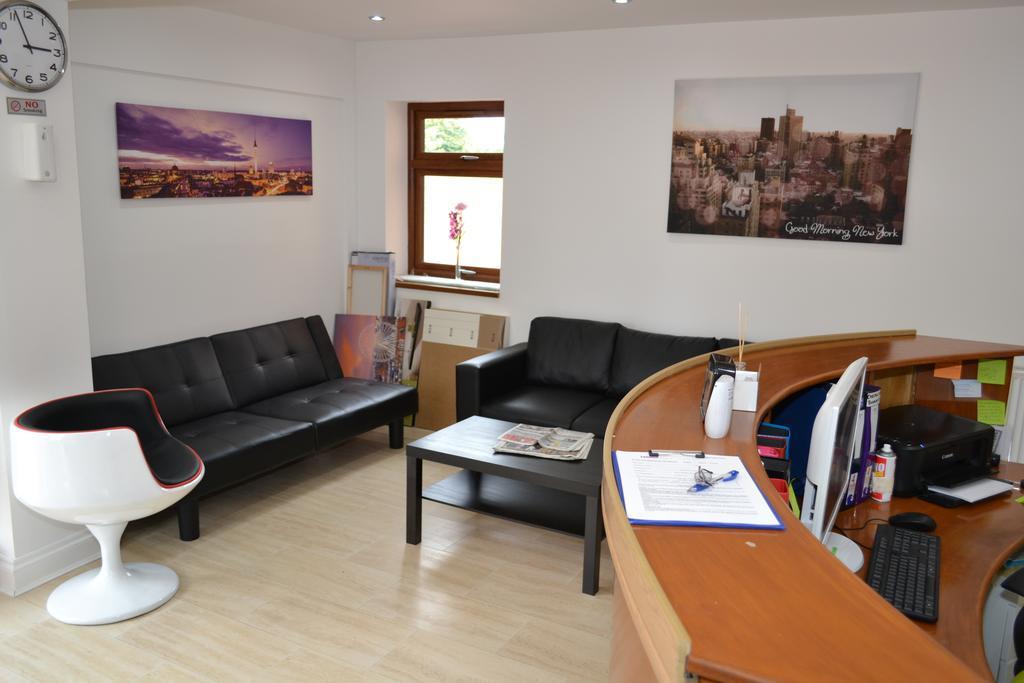 Heathrow Travellers Hub Bed and Breakfast Hounslow Exteriör bild
