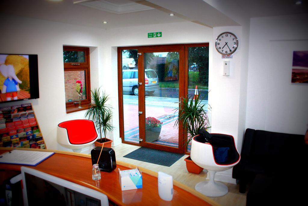 Heathrow Travellers Hub Bed and Breakfast Hounslow Exteriör bild