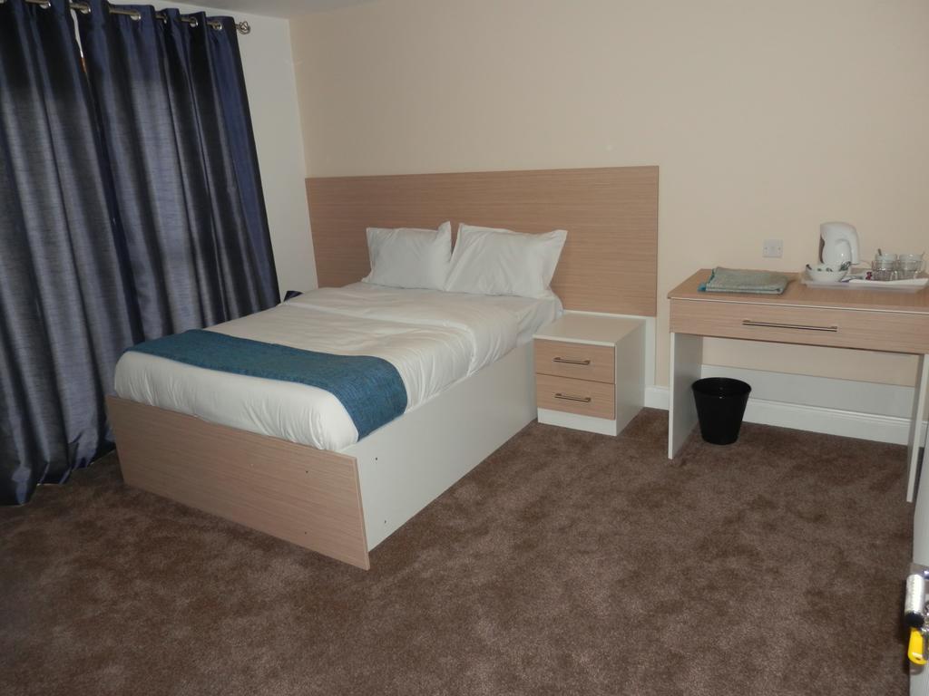 Heathrow Travellers Hub Bed and Breakfast Hounslow Exteriör bild