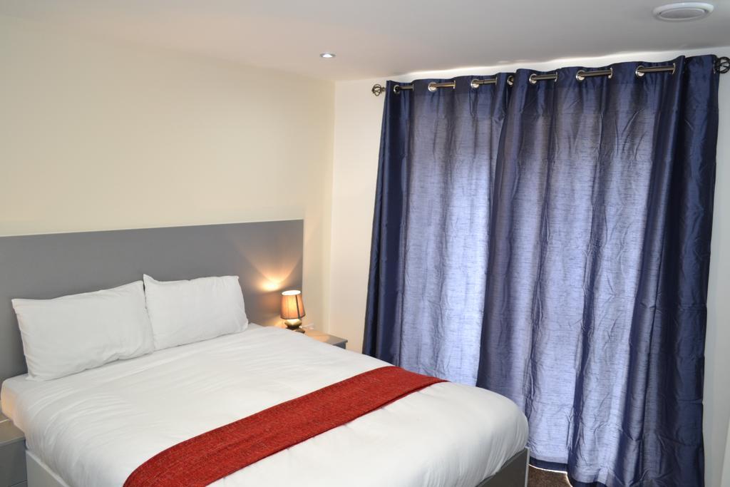 Heathrow Travellers Hub Bed and Breakfast Hounslow Exteriör bild