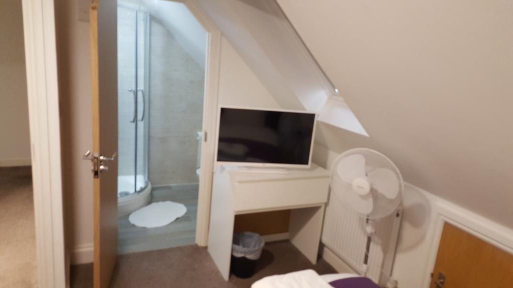 Heathrow Travellers Hub Bed and Breakfast Hounslow Exteriör bild