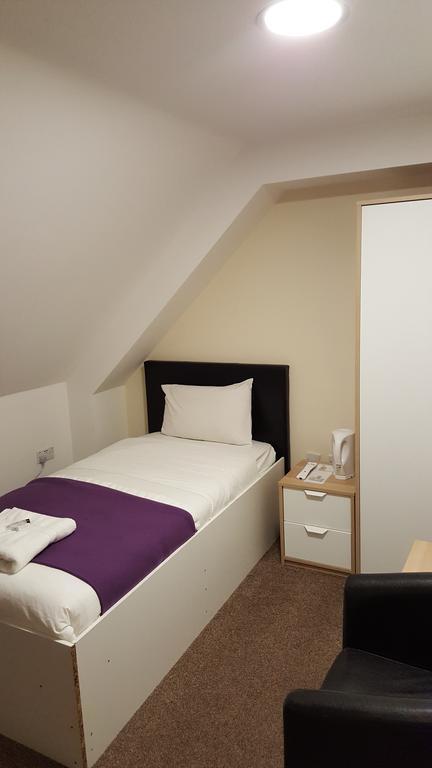 Heathrow Travellers Hub Bed and Breakfast Hounslow Exteriör bild