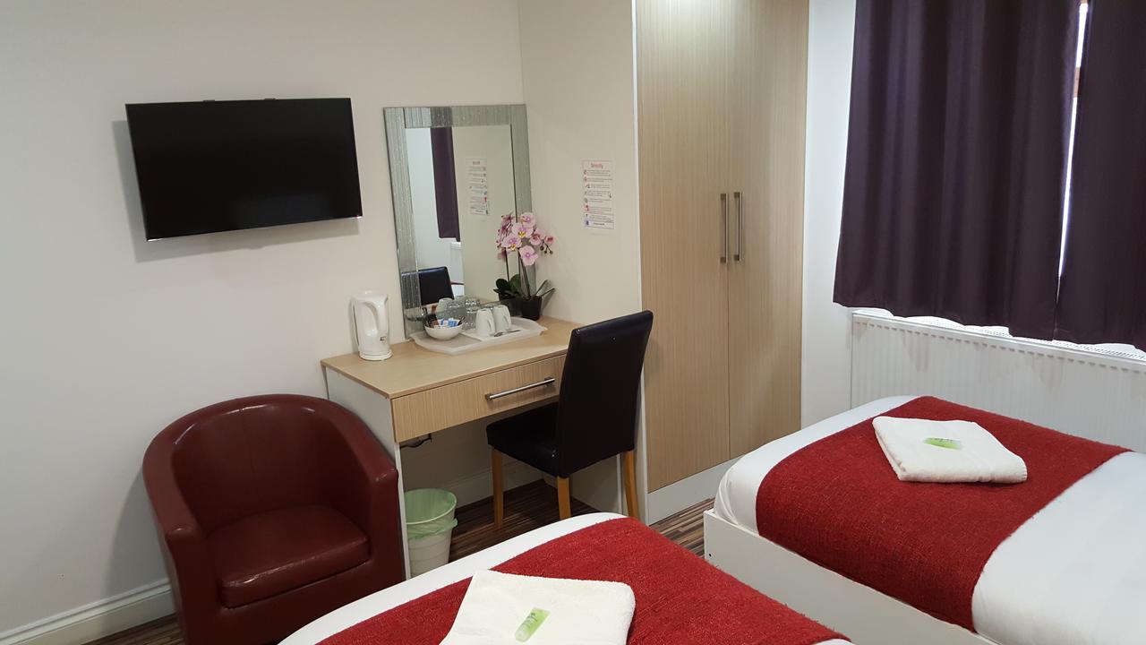 Heathrow Travellers Hub Bed and Breakfast Hounslow Exteriör bild