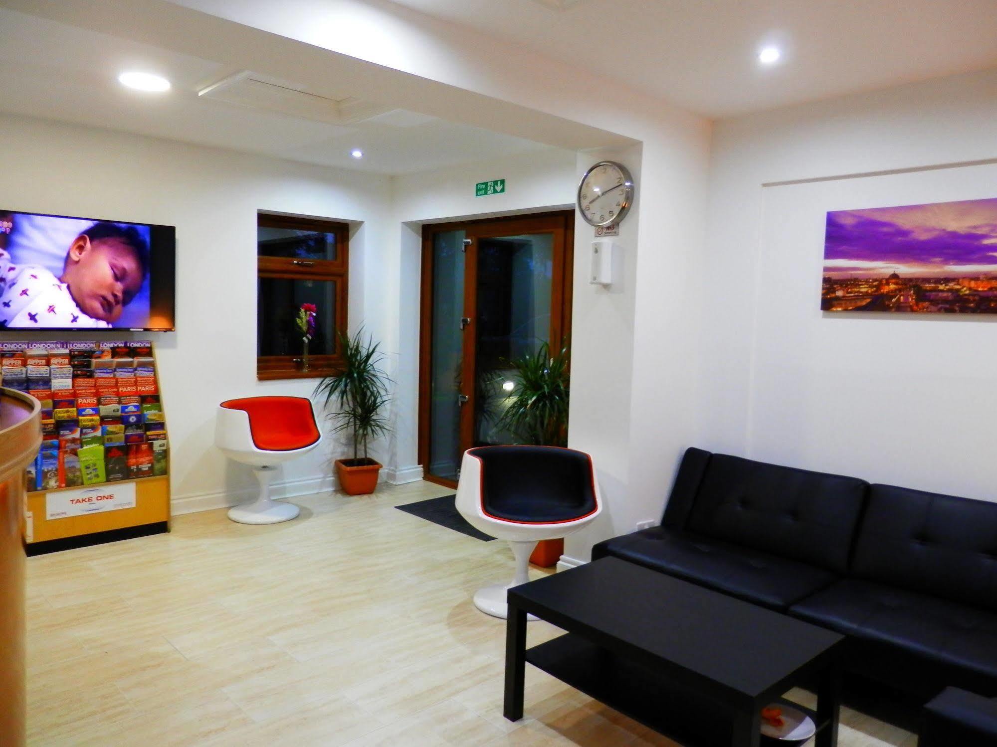 Heathrow Travellers Hub Bed and Breakfast Hounslow Exteriör bild