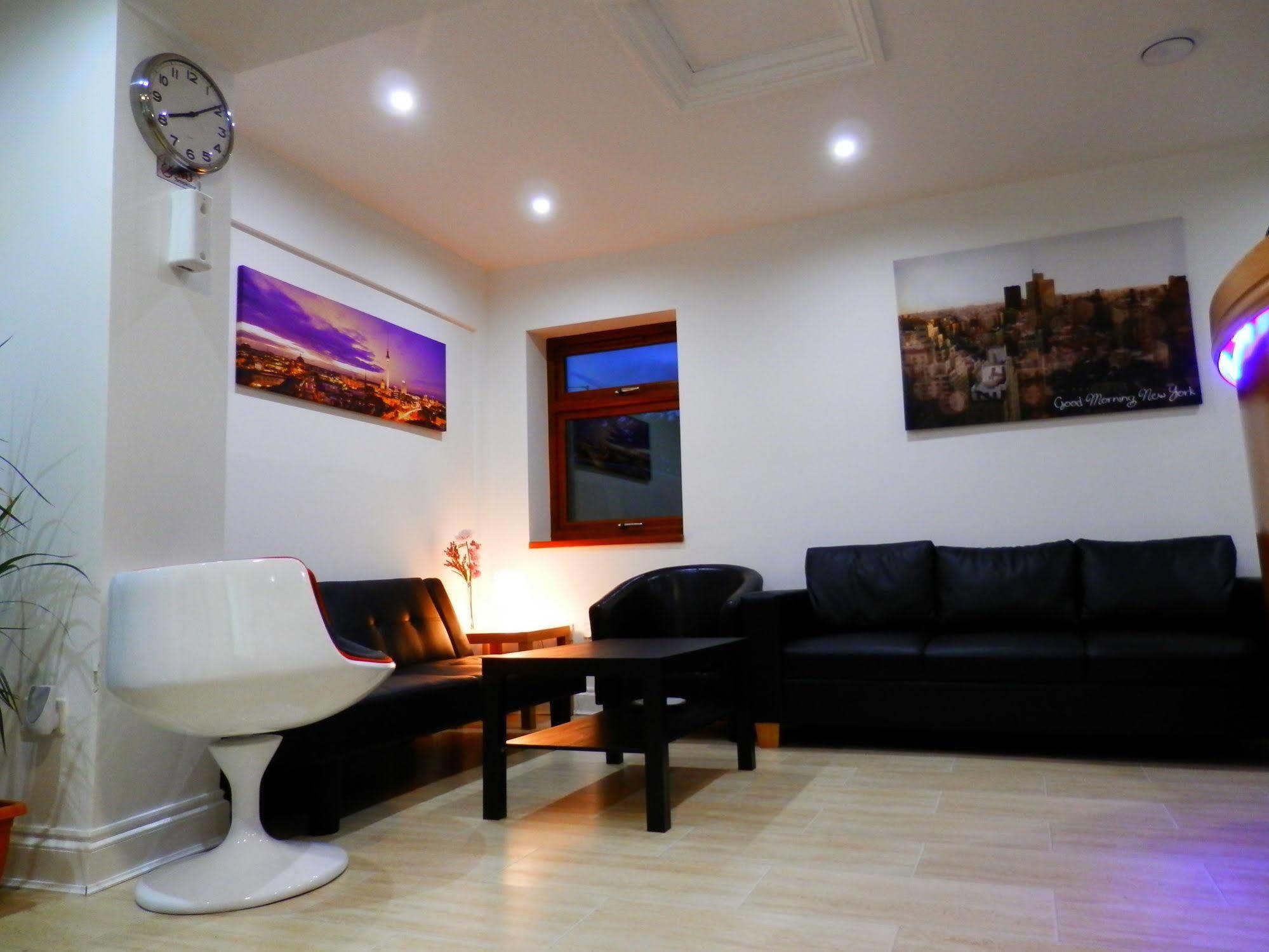 Heathrow Travellers Hub Bed and Breakfast Hounslow Exteriör bild