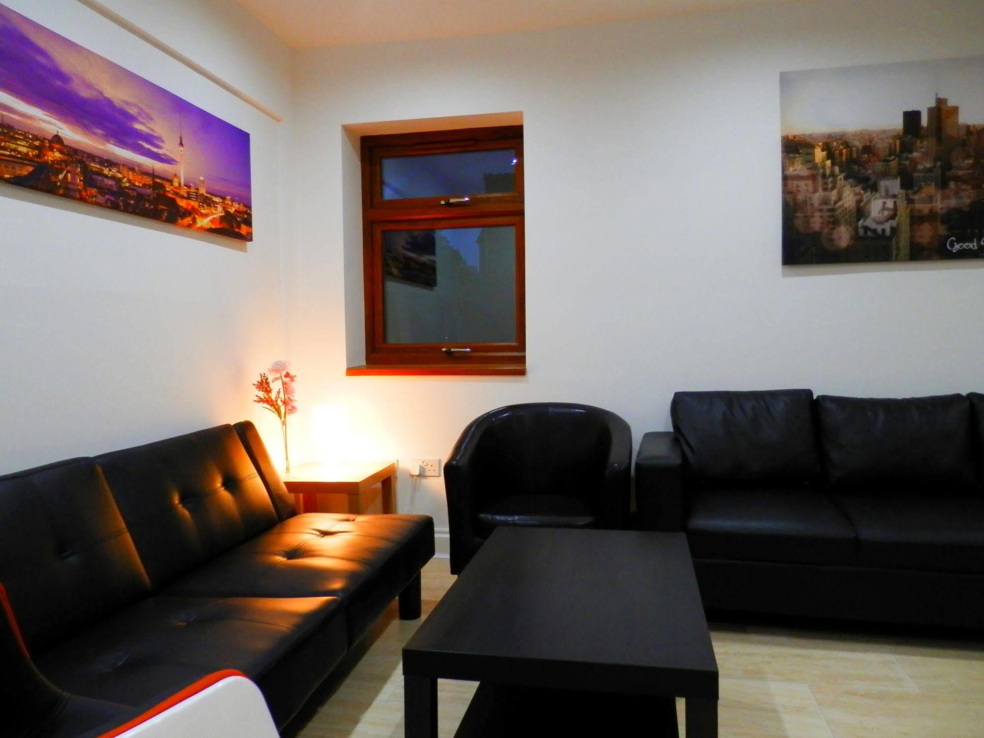 Heathrow Travellers Hub Bed and Breakfast Hounslow Exteriör bild