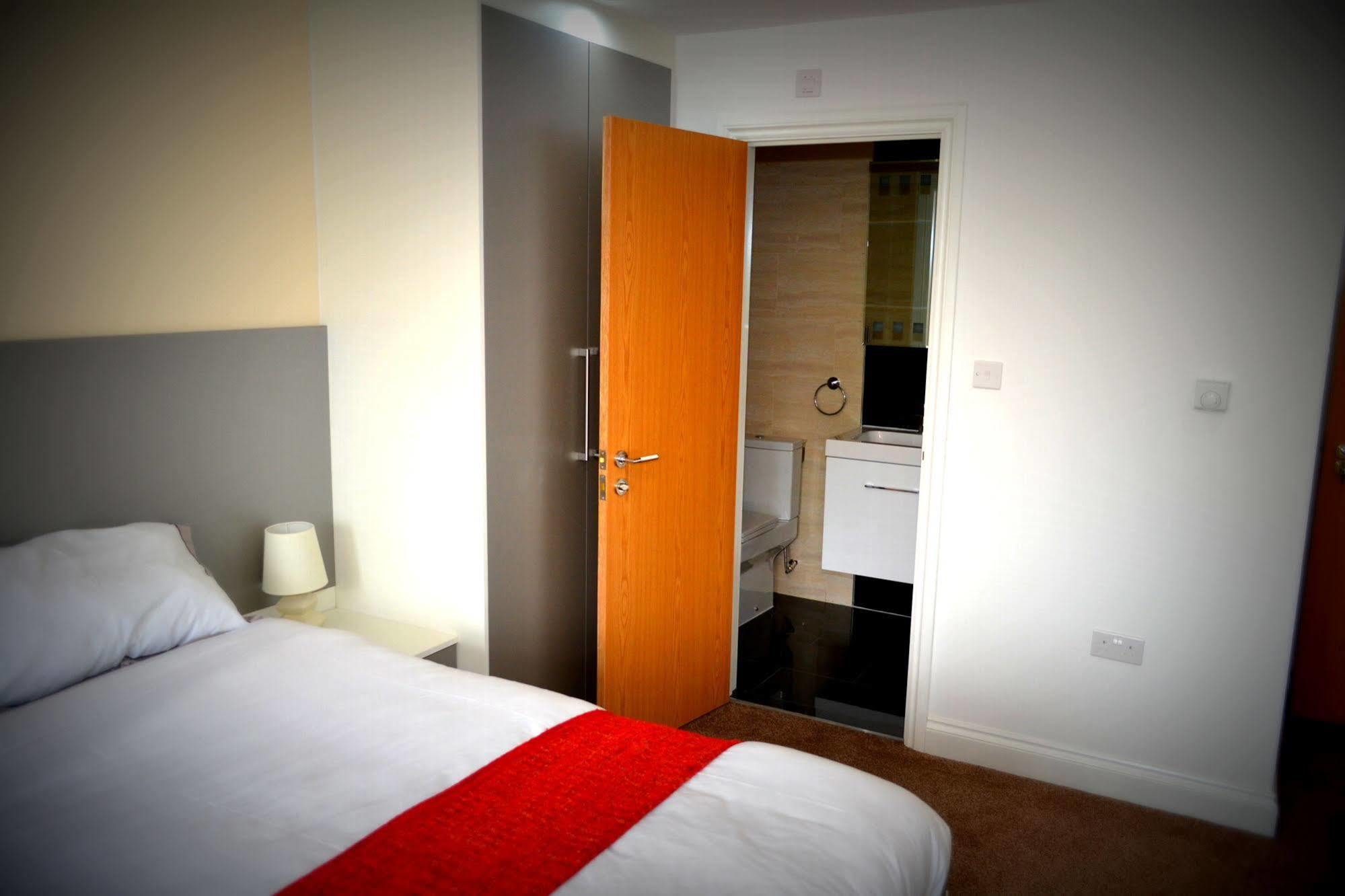 Heathrow Travellers Hub Bed and Breakfast Hounslow Exteriör bild