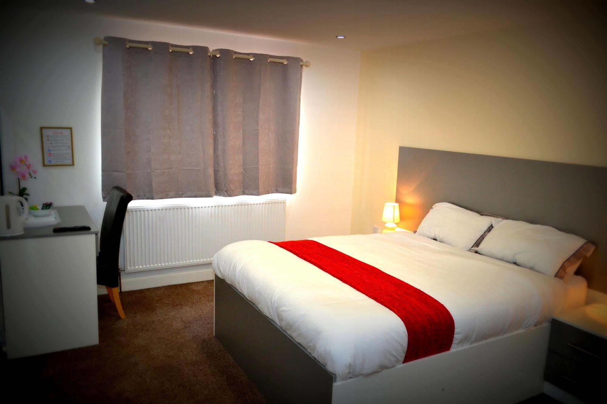 Heathrow Travellers Hub Bed and Breakfast Hounslow Exteriör bild