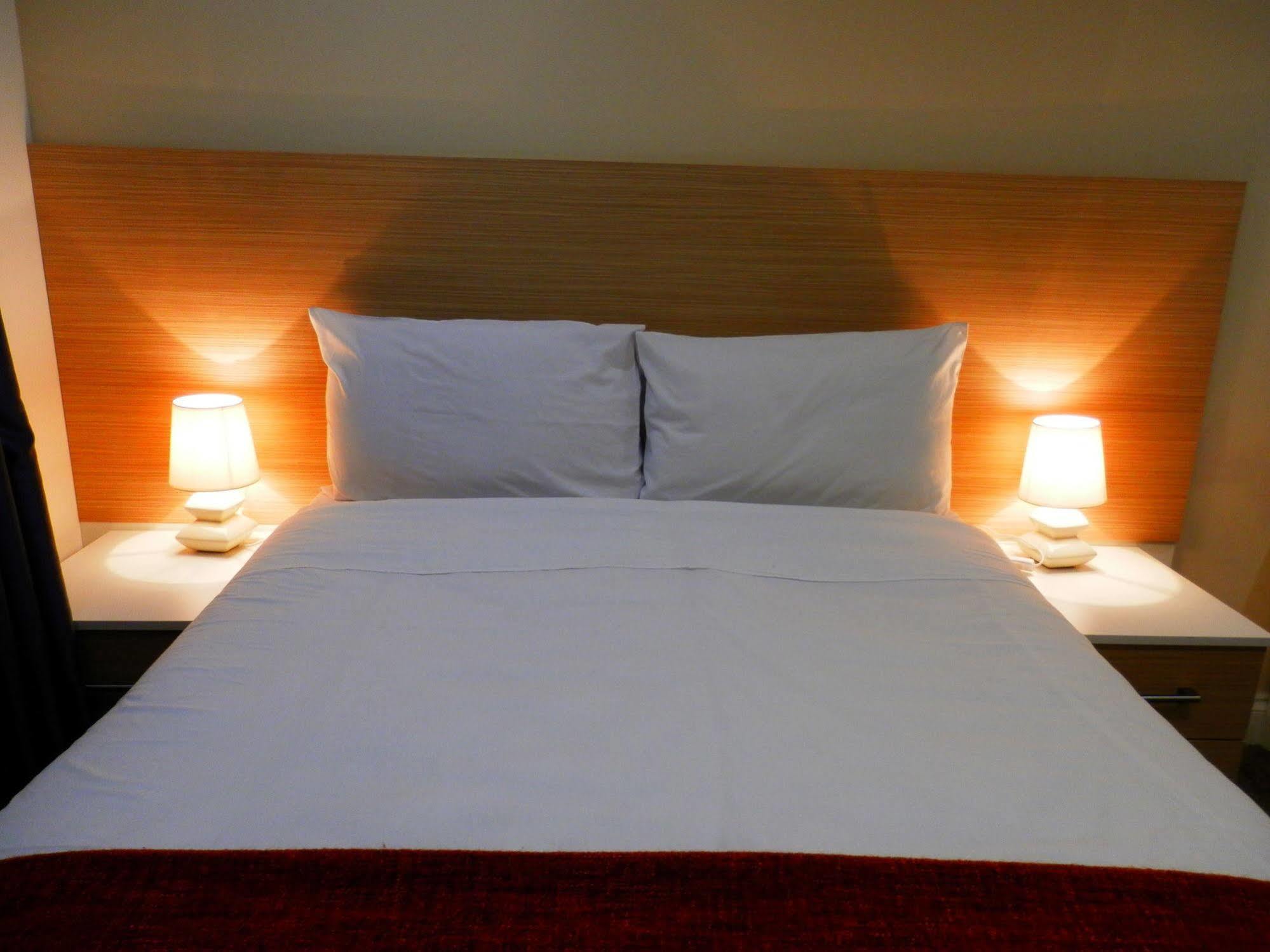 Heathrow Travellers Hub Bed and Breakfast Hounslow Exteriör bild