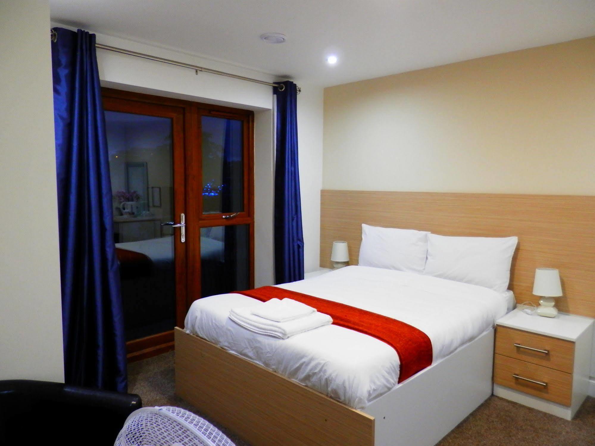 Heathrow Travellers Hub Bed and Breakfast Hounslow Exteriör bild