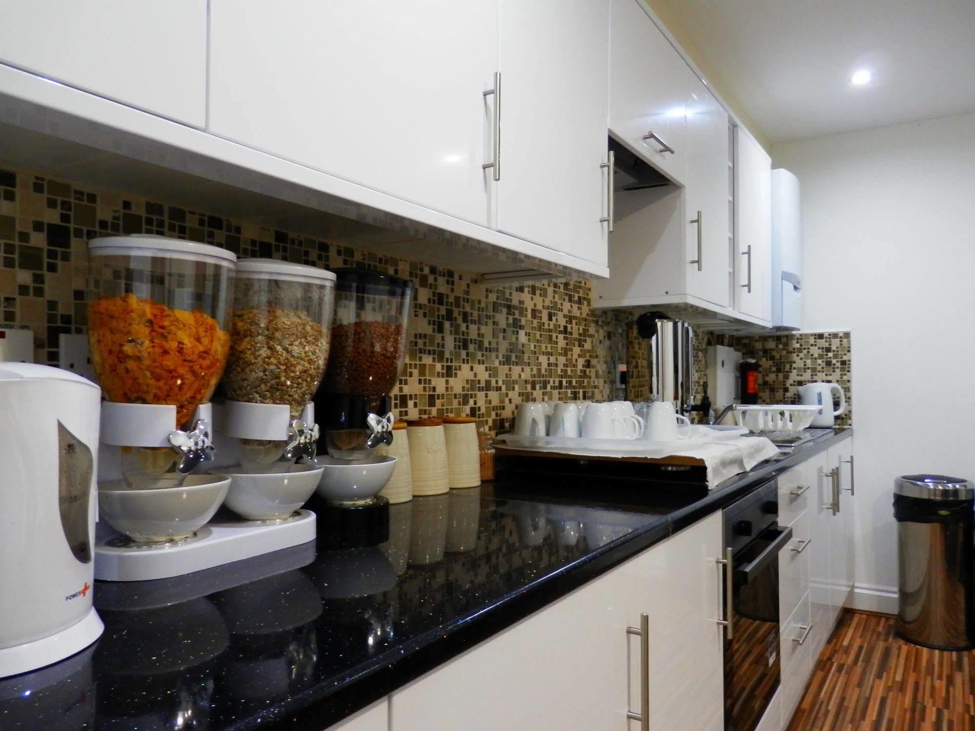 Heathrow Travellers Hub Bed and Breakfast Hounslow Exteriör bild