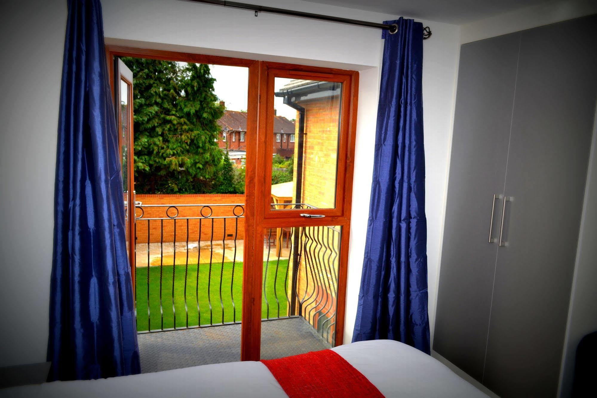 Heathrow Travellers Hub Bed and Breakfast Hounslow Exteriör bild