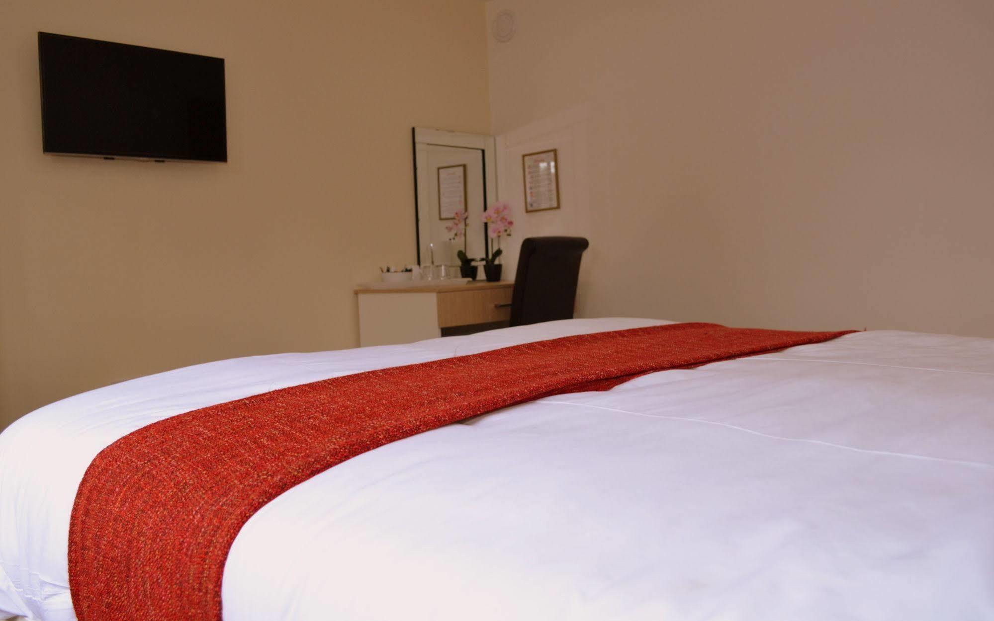 Heathrow Travellers Hub Bed and Breakfast Hounslow Exteriör bild